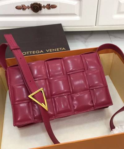 Сумка Bottega Veneta Padded Cassette Bag Cherry